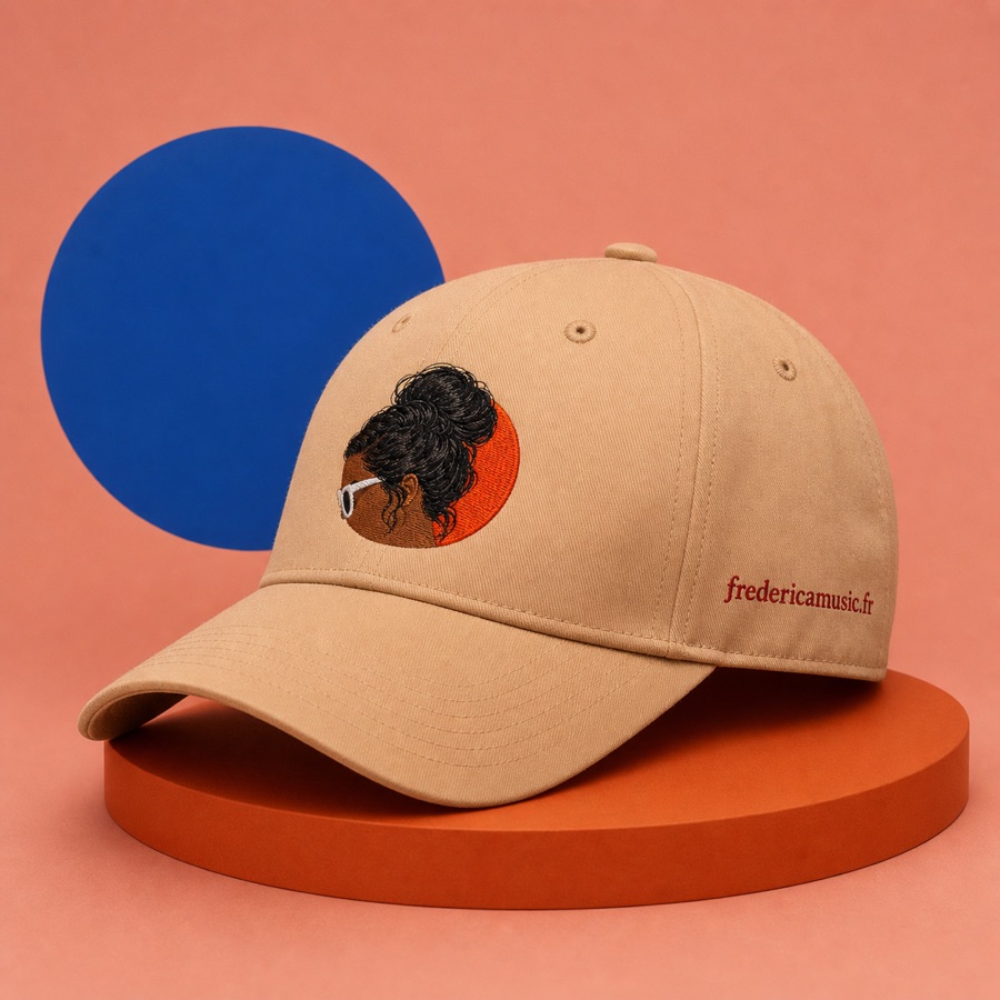 Casquette Frederica brodée avec le chignon et les lunettes